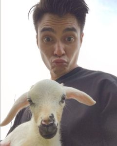 Baim Wong Diikuti Kambing