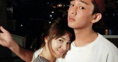 Artis Korea Song Hye Kyo Beri Hadiah Untuk Pria Ini