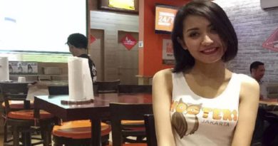 Pramusaji Hooters Jakarta Cerita Mengenai Pekerjaannya