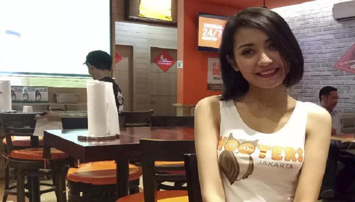 Pramusaji Hooters Jakarta Cerita Mengenai Pekerjaannya