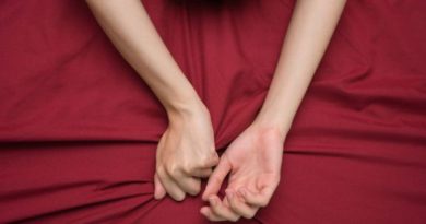 6 Tanda-tanda Wanita Memalsukan Orgasme Bercinta