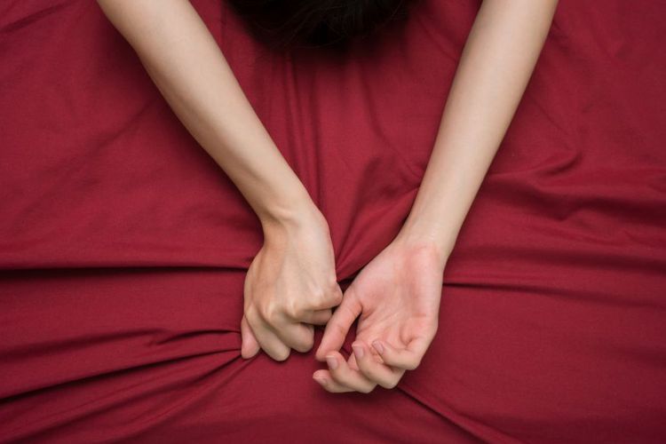 6 Tanda-tanda Wanita Memalsukan Orgasme Bercinta