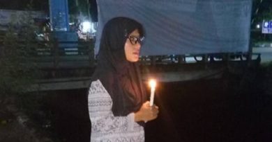 Aksi Lilin Sendirian Nurul untuk Ahok di Padang, Viral di Medsos