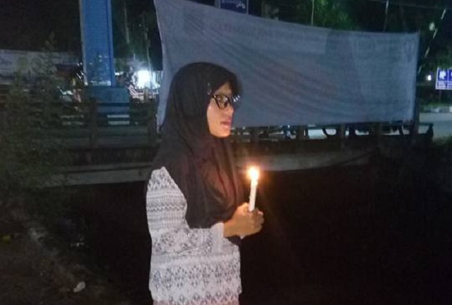 Aksi Lilin Sendirian Nurul untuk Ahok di Padang, Viral di Medsos
