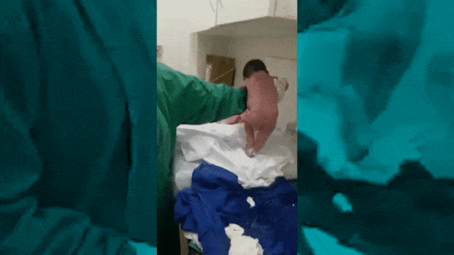 Heboh! Viral Video Bayi Baru Lahir Sudah Bisa Berjalan