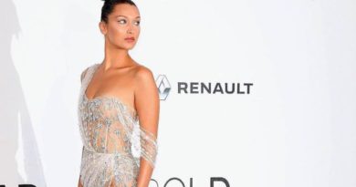 Bella Hadid Kenakan Gaun Semi Transparan Seksi