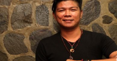 Beredar Foto Andhika Eks Kangen Band Makan Nasi Kotak Lesehan