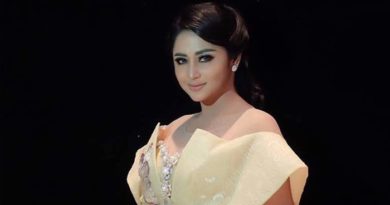 Beredar Video Dewi Perssik Gelendotan di Tiang, Netter: Segitunya ya Cari Duit!