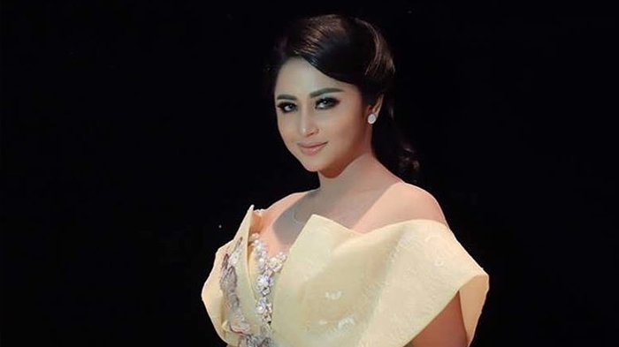 Beredar Video Dewi Perssik Gelendotan di Tiang, Netter: Segitunya ya Cari Duit!