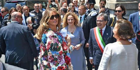 Harga Setara 20 Kali Gaji Jokowi Jaket 3D Melania Trump Diprotes