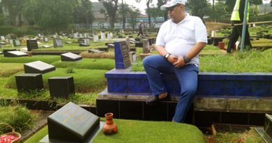 Video Napak Tilas Indro Warkop ke Makam Almarhum Sahabat