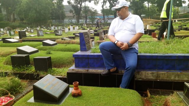 Video Napak Tilas Indro Warkop ke Makam Almarhum Sahabat