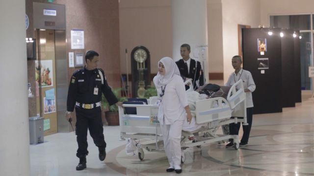Wajah Julia Perez Ditutupi Kain Saat Jalani Operasi