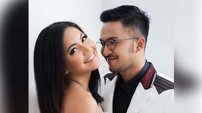 Benarkah Denada Dan Ihsan Tarore Sudah Tidak Bersama Lagi