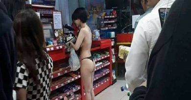 Heboh! Wanita Cantik Belanja Cuma Pakai Celana Dalam, Pulang Cuma Pakai Bra