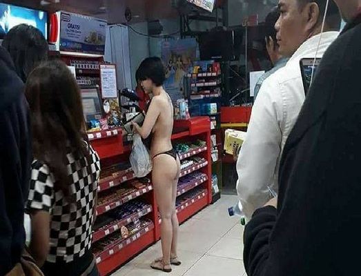 Heboh! Wanita Cantik Belanja Cuma Pakai Celana Dalam, Pulang Cuma Pakai Bra
