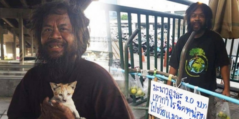 Gelandangan Asal Thailand Ini Menjual Jeruk Agar Kucing Jalanan Bisa Makan