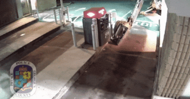 Ingin Tahu Gimana Kalau Mesin ATM Dicuri Pakai Backhoe?