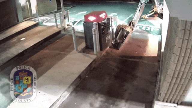 Ingin Tahu Gimana Kalau Mesin ATM Dicuri Pakai Backhoe?