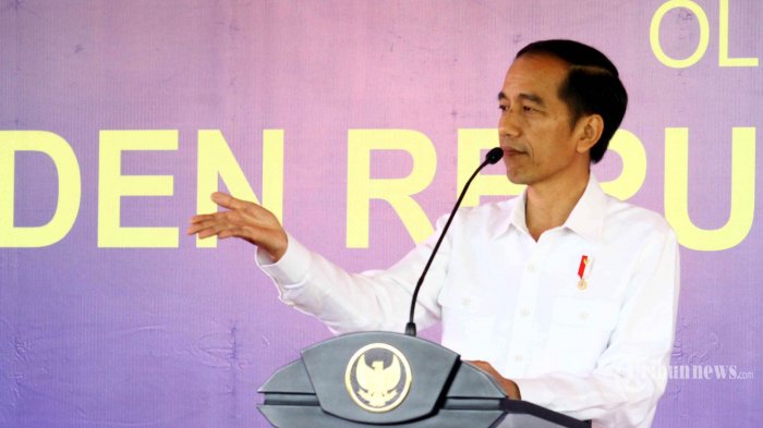 Jokowi Mendadak Berhenti Di Pinggir Jalan,Aksinya Bikin Netizen Nangis