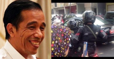 Jokowi Mendadak Berhenti Di Pinggir Jalan,Aksinya Bikin Netizen Nangis