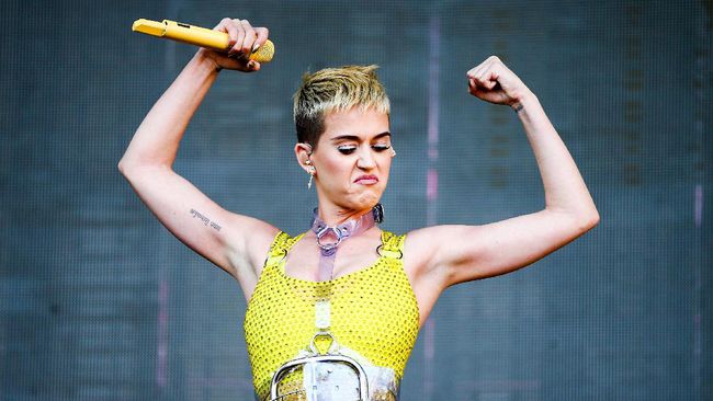 Katy Perry Ingin Mengakhiri Perseteruannya Dan Minta Maaf Ke Taylor Swift