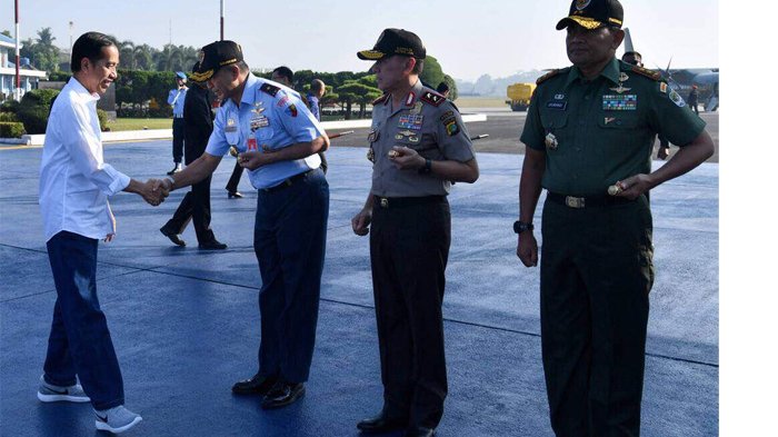 Kece Abis Presiden Jokowi Pakai Celana Jins dan Sneakers Saat Kunjungan ke Tasikmalaya