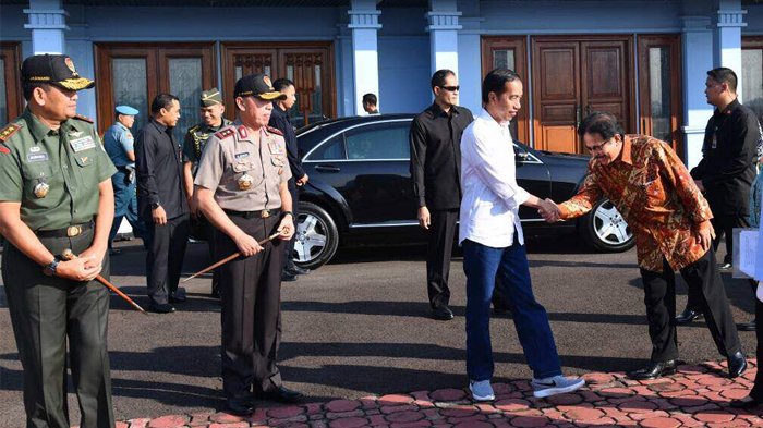 Kece Abis Presiden Jokowi Pakai Celana Jins dan Sneakers Saat Kunjungan ke Tasikmalaya