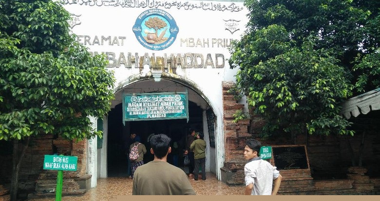 Makam Mbah Priuk Ramai Dikunjungi Warga Saat Libur Lebaran