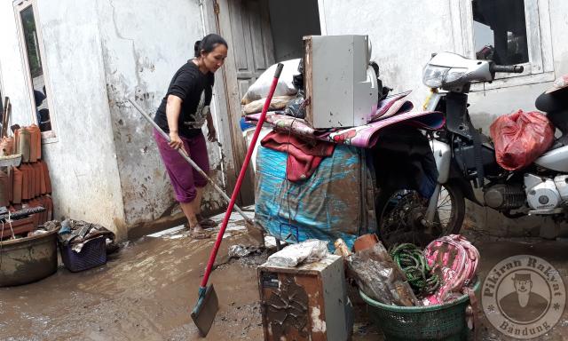 Meluapnya Sungai Cipageran Puluhan Rumah Terendam Banjir