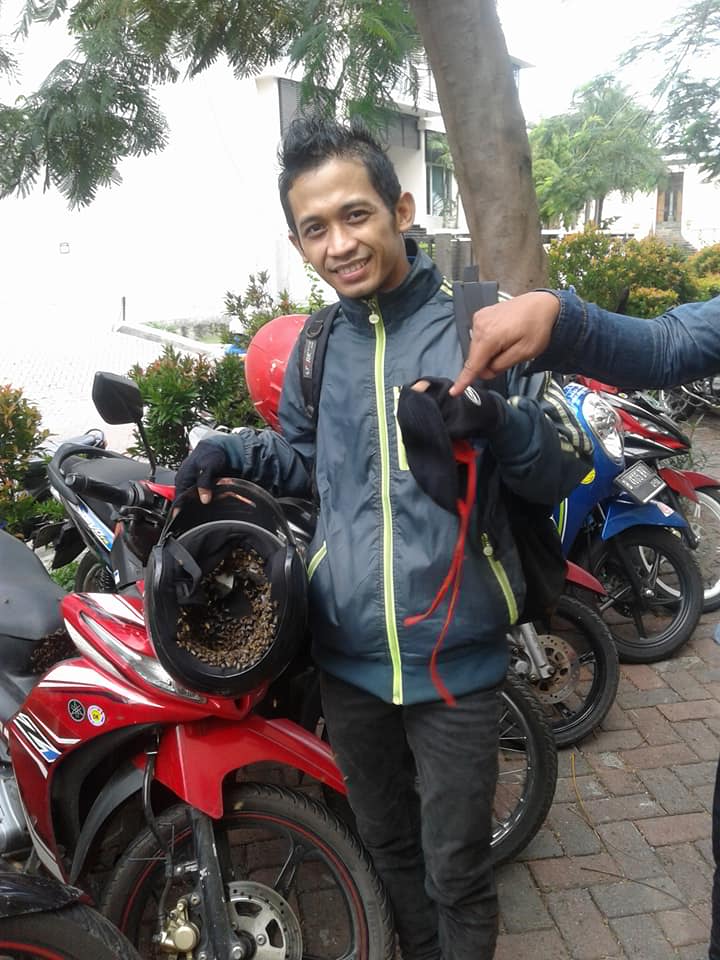 Parkir Motor Dan Tinggalkan Helm Di Jok Pria Ini Terkejut Saat Kembali