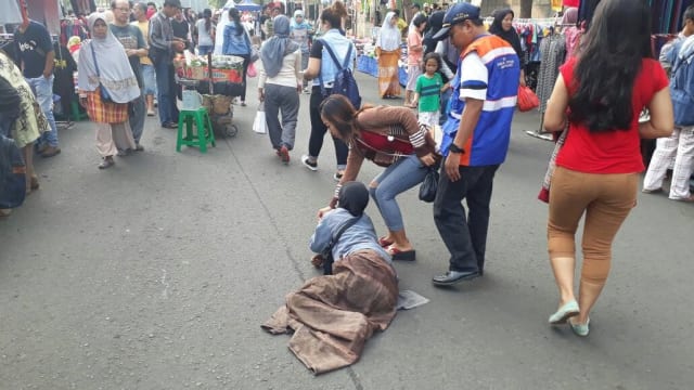 Pengemis Modus Ngesot Dalam Dua Jam Dapat Ratusan Ribu Ditangkap