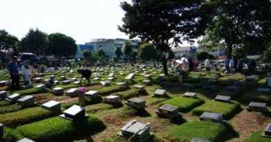 Penghasilan Pembersih Pemakaman Sepi Dari Peziarah Pada Hari Pertama Lebaran