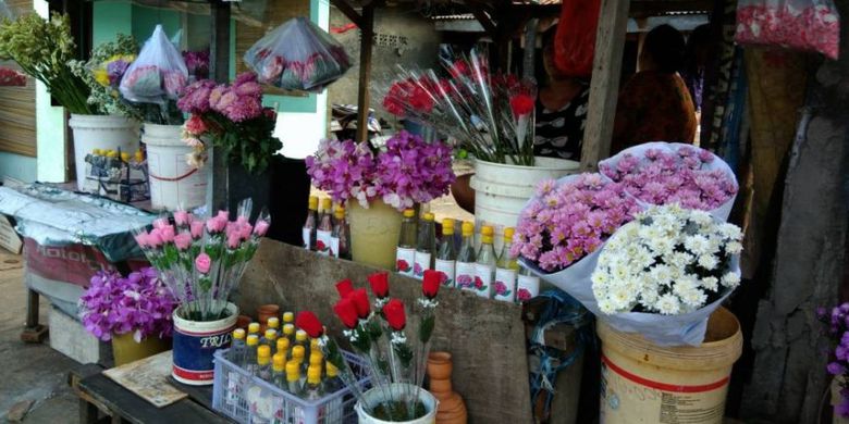 Penghasilan Pembersih Pemakaman Sepi Dari Peziarah Pada Hari Pertama Lebaran