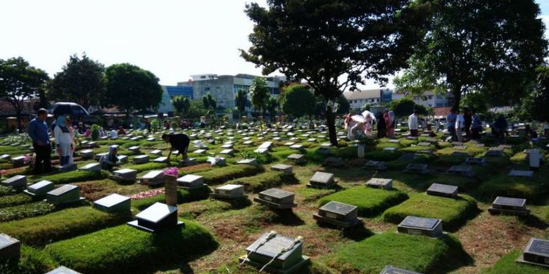 Penghasilan Pembersih Pemakaman Sepi Dari Peziarah Pada Hari Pertama Lebaran
