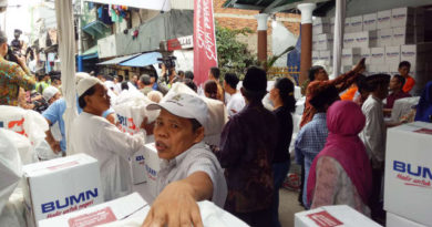 Presiden Jokowi Membagikan 200 Ribu Paket Ramadhan Ke Wilayah Penjaringan