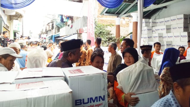 Presiden Jokowi Membagikan 200 Ribu Paket Ramadhan Ke Wilayah Penjaringan