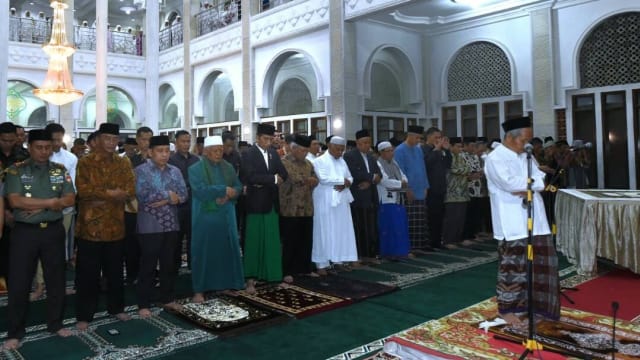 Presiden Jokowi Tulis Huruf Pertama di Atas Al Quran Akbar di Wonosobo