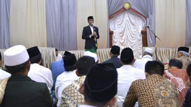Presiden Jokowi Tulis Huruf Pertama di Atas Al Quran Akbar di Wonosobo