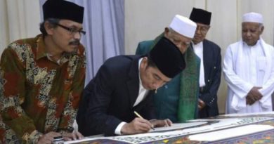 Presiden Jokowi Tulis Huruf Pertama di Atas Al Quran Akbar di Wonosobo