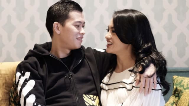 Ririn Ekawati Pelukan Terakhir kepada Mendiang Suami