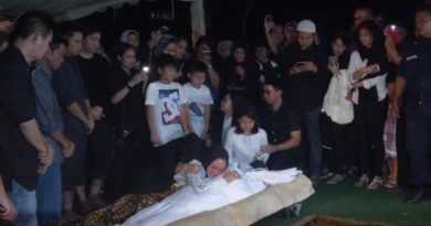 Ririn Ekawati Pelukan Terakhir kepada Mendiang Suami