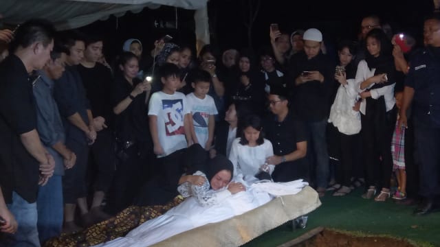 Ririn Ekawati Pelukan Terakhir kepada Mendiang Suami