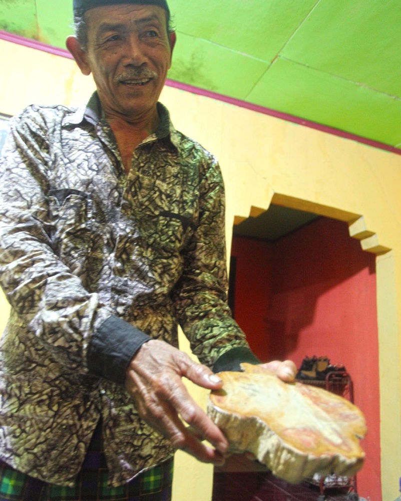 Saripin menunjukkan salah satu koleksi batunya