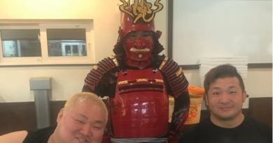 Sebuah Kedai Ramen di Jepang Hadirkan Chef Berkostum Samurai