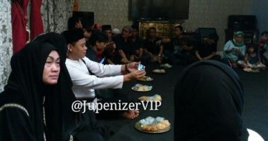 Sibuk Selfie Di Acara Tahlilan Julia Perez,Pria Ini Dikecam Oleh Netter