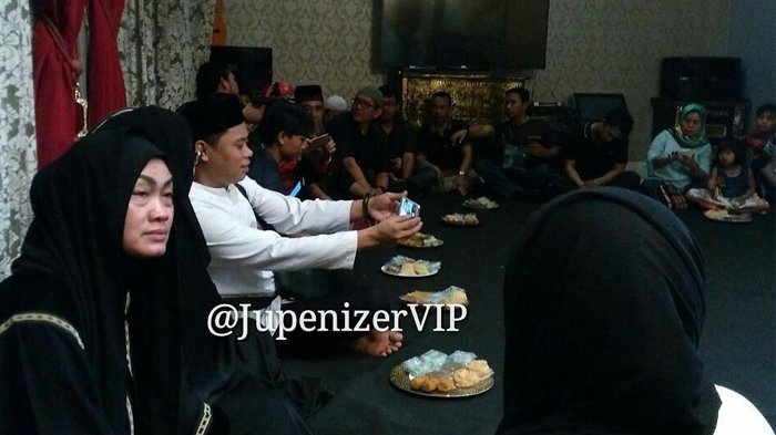 Sibuk Selfie Di Acara Tahlilan Julia Perez,Pria Ini Dikecam Oleh Netter