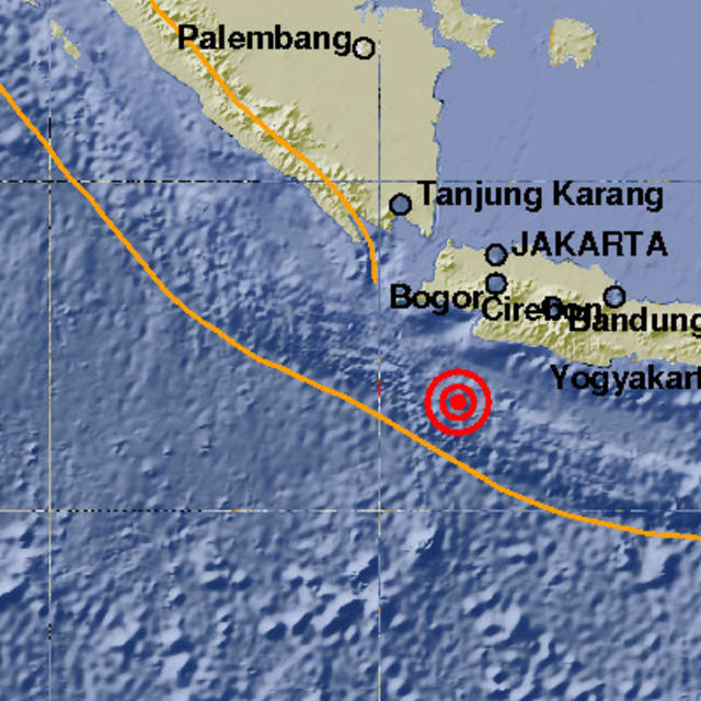 Terjadi Gempa Warga Sukabumi Berhamburan di Tengah Hujan