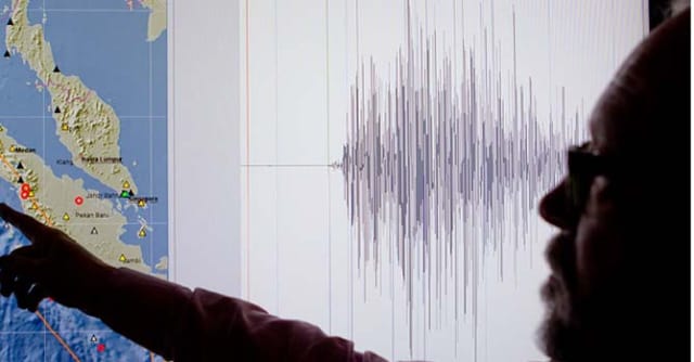 Terjadi Gempa, Warga Sukabumi Berhamburan di Tengah Hujan