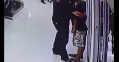 Video Polisi yang Hadapi Penodong Berpisau Bikin dunia Kagum